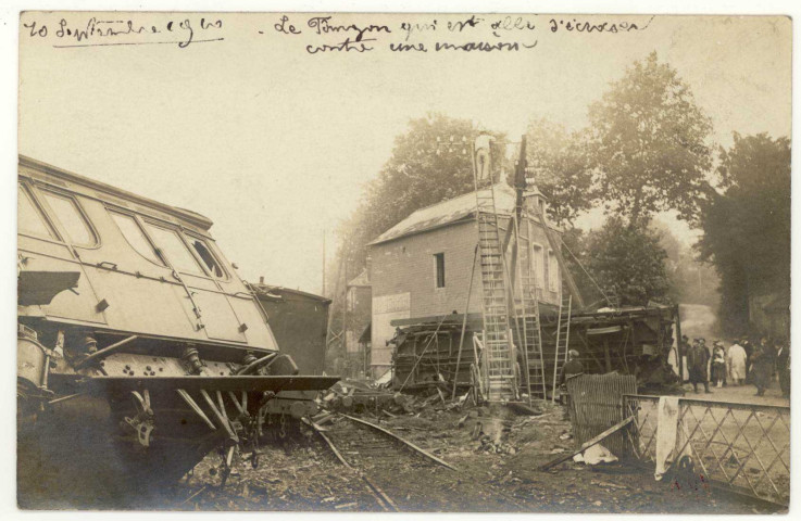 Bernay. 10 septembre 1910- Le Fourgon qui est allé s'écraser contre une maison.