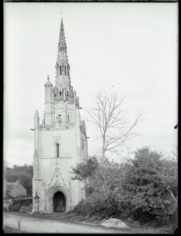 Clocher de la chapelle Saint-Nicodème à Pluméliau (Morbihan).