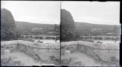 Vue sur la chaussée d'une rivière depuis un pont en pierre.