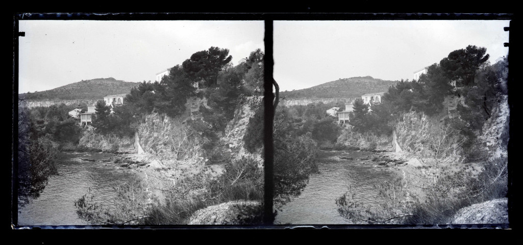 Rivière traversant la campagne italienne.