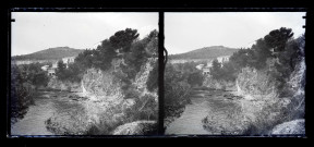 Rivière traversant la campagne italienne.