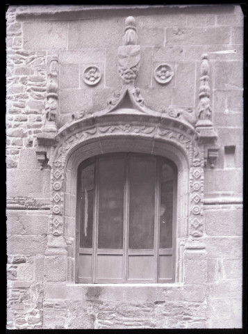 Porte de l'Hôtel de ville de Fougères (Ille-et-Vilaine).