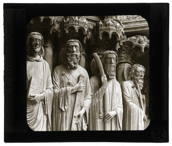 Cathédrale Notre-Dame de Chartres (Eure-et-Loir), porche sud, porte centrale, ébrasement droit, quatre statues à mi-corps.