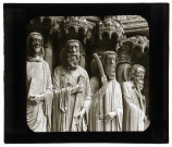 Cathédrale Notre-Dame de Chartres (Eure-et-Loir), porche sud, porte centrale, ébrasement droit, quatre statues à mi-corps.