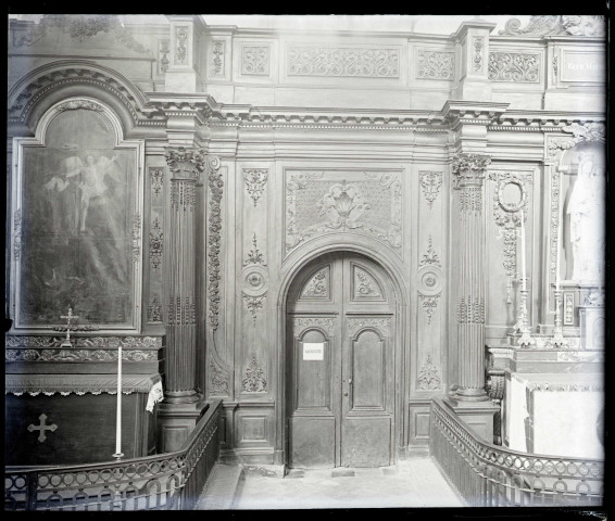 Portes en bois de la sacristie de la collégiale Notre-Dame d'Écouis (Eure) et tableau du XIXe siècle de Jules Duval-Lecamus représentant La Libération de Saint-Pierre.