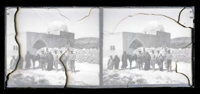 Expéditionnaires, bédouins et leur monture devant un mausolée.