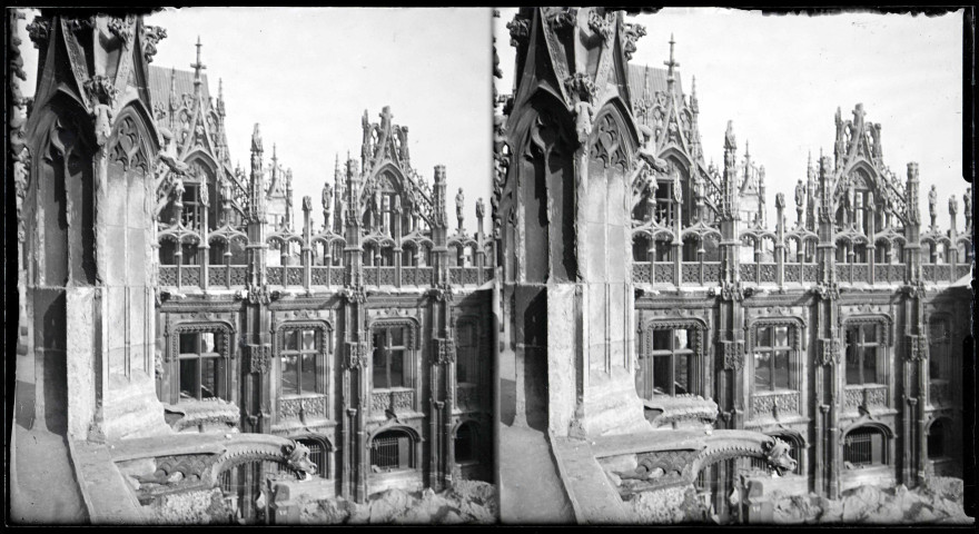 Palais de justice de Rouen (Seine-Maritime), endommagé par les bombardements de la seconde guerre mondiale.