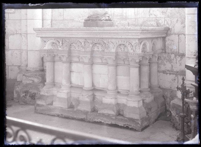 Arcatures de l'autel de l'église abbatiale de Saint-Germer-de-Fly (Oise).