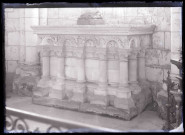 Arcatures de l'autel de l'église abbatiale de Saint-Germer-de-Fly (Oise).