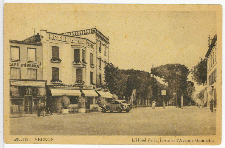 Vernon-Ville. L'Hôtel de la Poste et l'Avenue Gambetta.