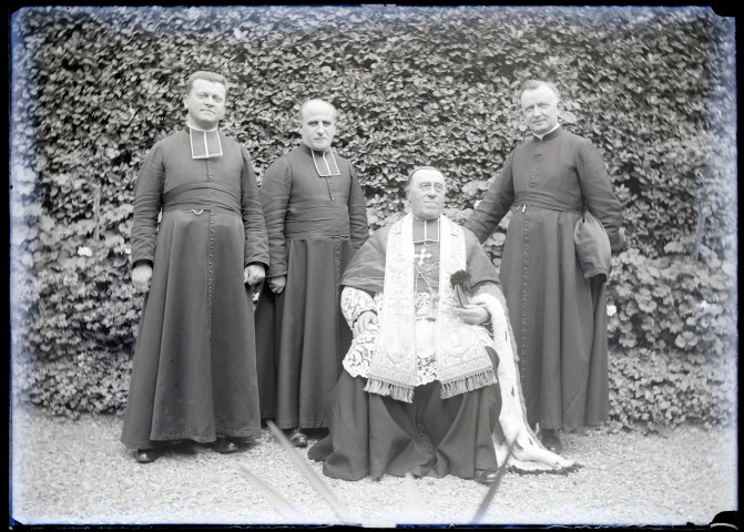 Le chanoine Le Fournier entouré de prêtre en habit sacerdotal.