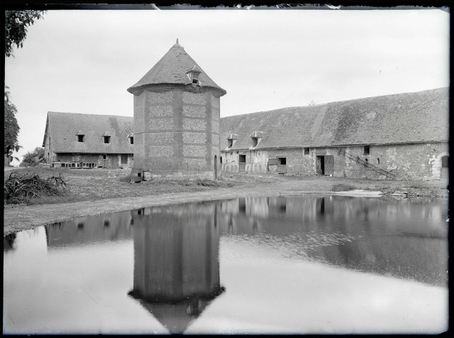 Pigeonnier dans la cour de la grange dîmière de Daubeuf-la-Campagne (Eure)