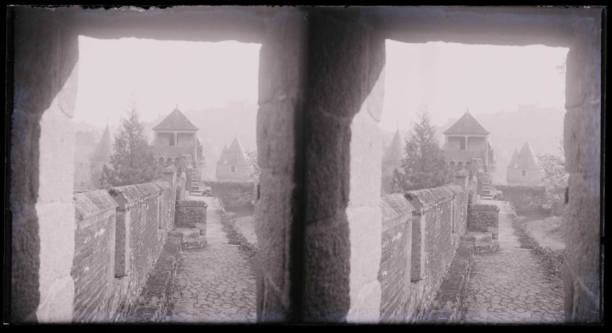 Chemin dans les remparts du château de Fougères (Ille-et-Vilaine).