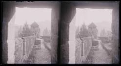 Chemin dans les remparts du château de Fougères (Ille-et-Vilaine).