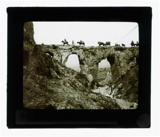 Caravaniers sur un pont en pierre (aqueduc d'Antioche (Turquie) notice PA).