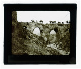 Caravaniers sur un pont en pierre (aqueduc d'Antioche (Turquie) notice PA).