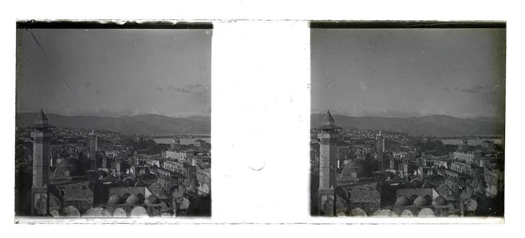 Vue générale d'une ville, de ses mausolées et de ses minarets.