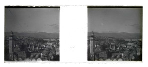 Vue générale d'une ville, de ses mausolées et de ses minarets.