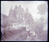 Ruisseau traversant la campagne de Charente-Maritime.