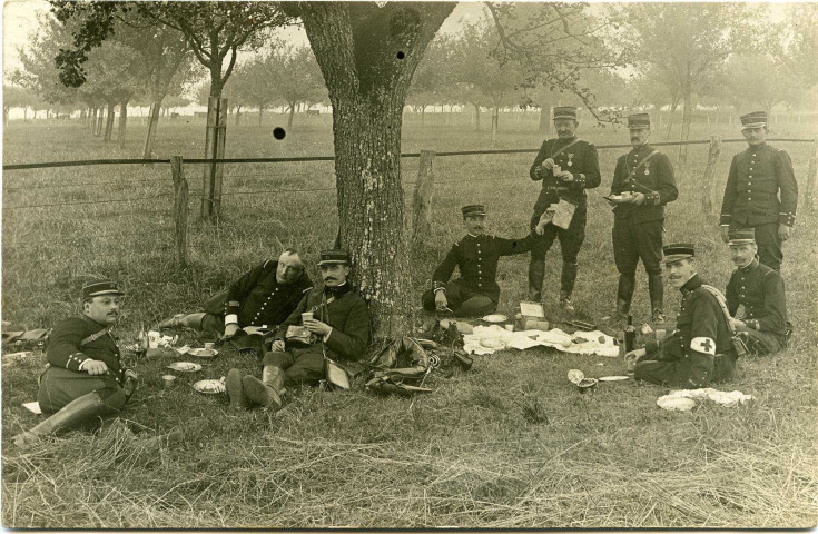 Ecouis. [Soldats en repos].