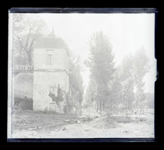 Ruisseau au bord d'une tour carrée. Idem 7323.
