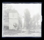 Ruisseau au bord d'une tour carrée. Idem 7323.