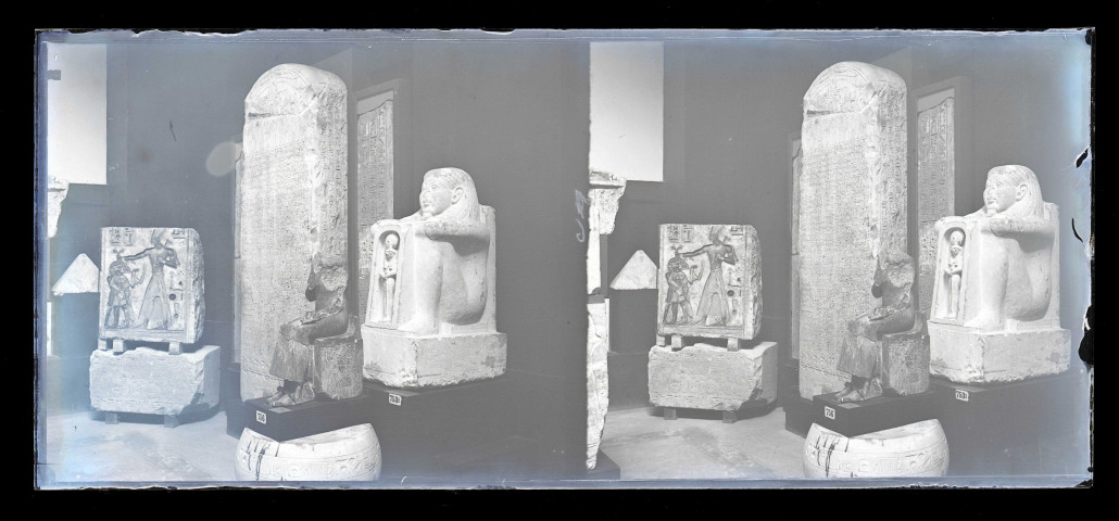 Salle et collections d'un musée égyptien.