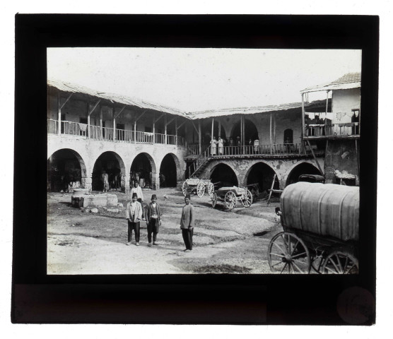Auberge de Tarse (Turquie). Note de l'abbé Bretocq : « Le khan ou caravansérail est l'auberge du pays... On voyage avec son matelas et ses couvertures et le soir pour quelques piastres on trouve au khan une chambre garnie... de vermine ! ».