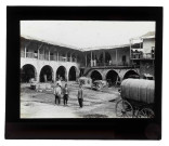 Auberge de Tarse (Turquie). Note de l'abbé Bretocq : « Le khan ou caravansérail est l'auberge du pays... On voyage avec son matelas et ses couvertures et le soir pour quelques piastres on trouve au khan une chambre garnie... de vermine ! ».