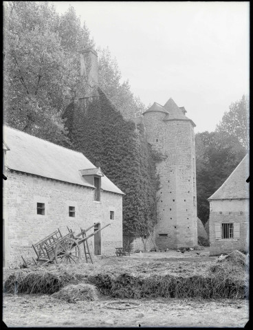 Cour de ferme de manoir breton.