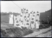 Enfants costumés pour la procession de l'inauguration du calvaire de Rosay-sur-Lieure (Eure).
