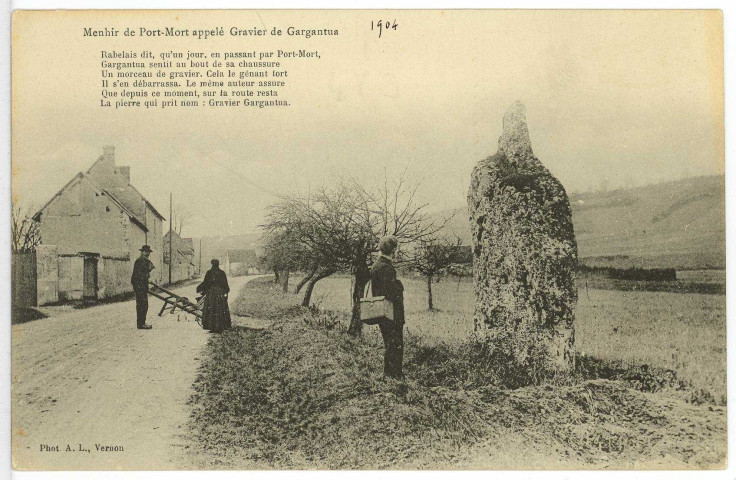 Port-Mort. Menhir de Port-Mort, appelé Gravier de Gargantua.