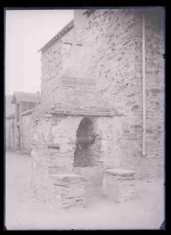 Puits surmonté d'une croix dans un village breton.