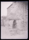 Puits surmonté d'une croix dans un village breton.