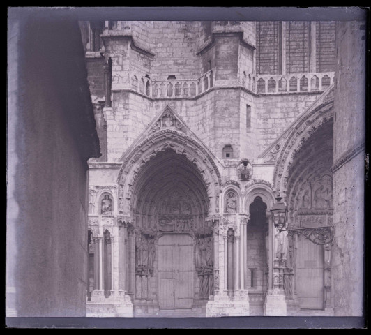 Porche latéral gauche du portail nord de la cathédrale Notre-Dame de Chartres (Eure-et-Loir).