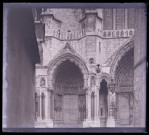Porche latéral gauche du portail nord de la cathédrale Notre-Dame de Chartres (Eure-et-Loir).