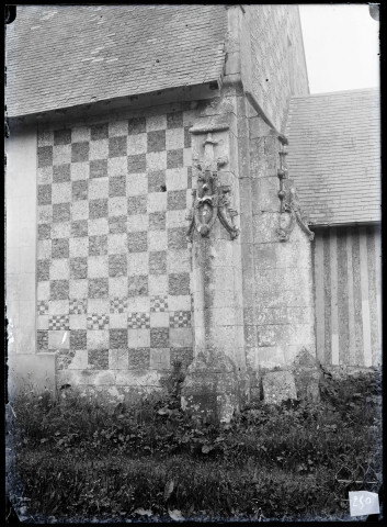 Angle de la façade de l'église du Favril (Eure).