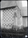 Angle de la façade de l'église du Favril (Eure).