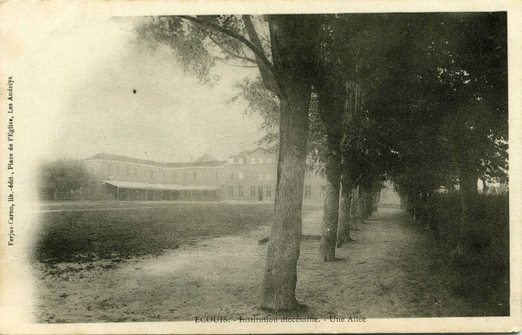 Ecouis. Institution diocésaine. - Une allée.
