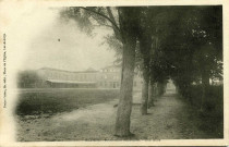 Ecouis. Institution diocésaine. - Une allée.
