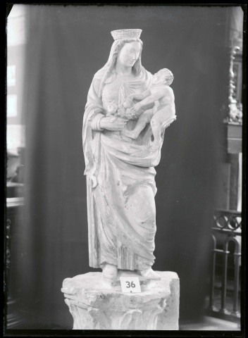 Statue de Vierge à l'enfant de l'église de Notre-Dame-de-l'Isle (Eure).