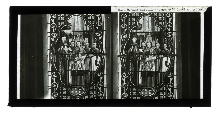 Vitrail intitulé « la présentation des manuscrits représentant l'abbé Bretocq et son ami le chanoine Le Fournier.