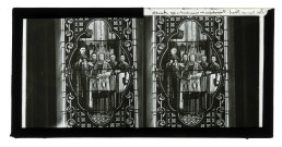Vitrail intitulé « la présentation des manuscrits représentant l'abbé Bretocq et son ami le chanoine Le Fournier.