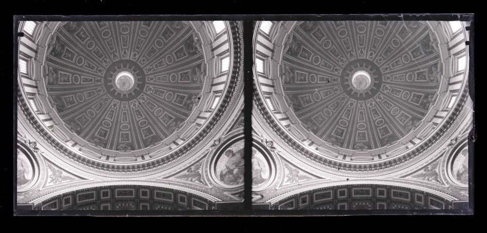 Plafond du dôme de la cathédrale Saint-Pierre de Rome (Italie).