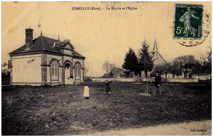 Jumelles. La Mairie et l'Eglise.