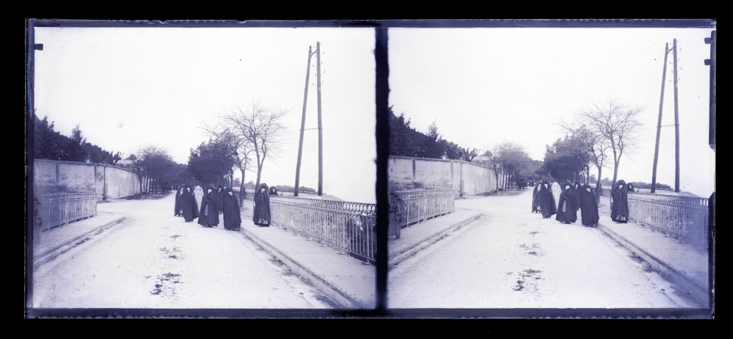 Femmes voilées dans les rues d'une ville d'Algérie.