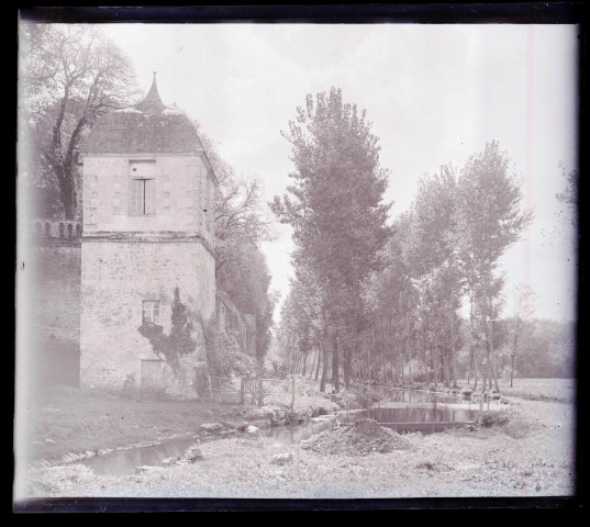 Ruisseau au bord d'une tour carrée. Idem 9214.