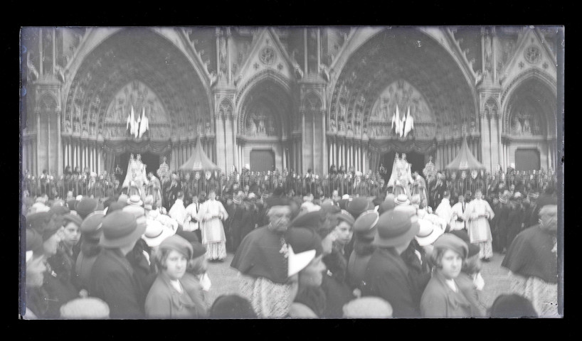 Procession de la Vierge au Monument de Jeanne d'Arc et à la basilique Notre-Dame de Bonsecours (Seine-Maritime).