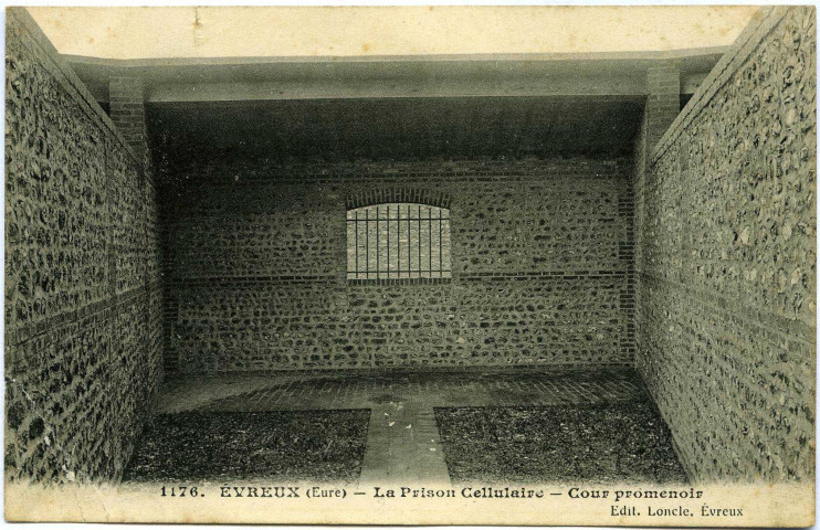 Evreux-Ville. La Prison Cellulaire - Cour promenoir.