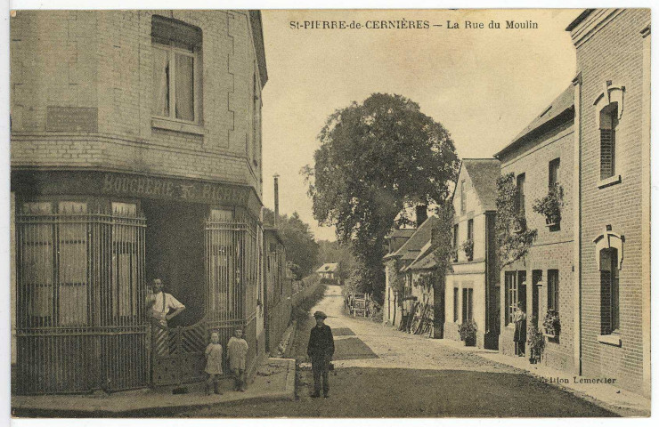 Saint-Pierre-de-Cernières. La Rue du Moulin.